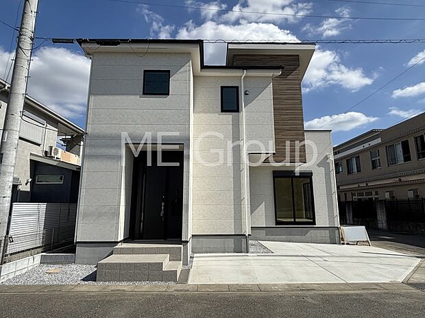 アクセントカラーがオシャレなシンプルモダンスタイル。