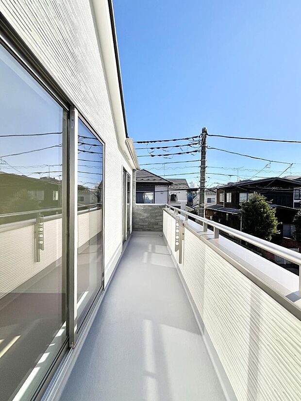 ゆったりバルコニーだから沢山お洗濯ものを干せます。