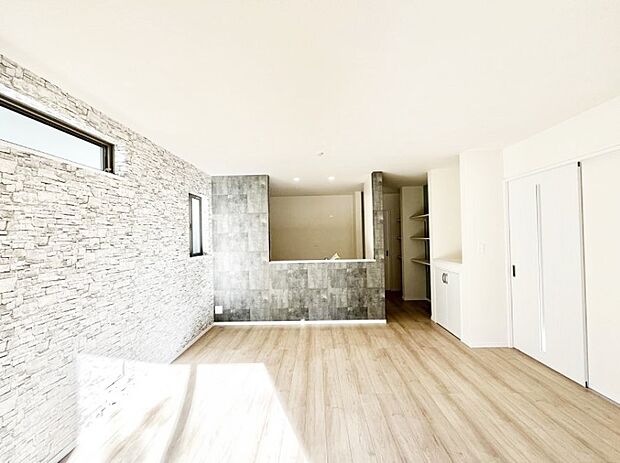 明るい陽光が注ぎ、寛ぎの雰囲気に満たされるリビング・ダイニング。 