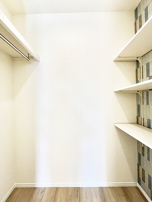 ウォークインクローゼット付きで生活空間を広く利用できます。