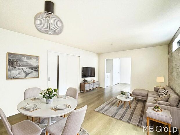 ご家族の賑やかな話し声で包まれる明るいリビング ※家具はCGです