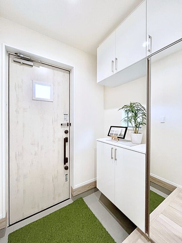 ミラー付きシューズボックスはお出かけ前の身だしなみチェックに便利