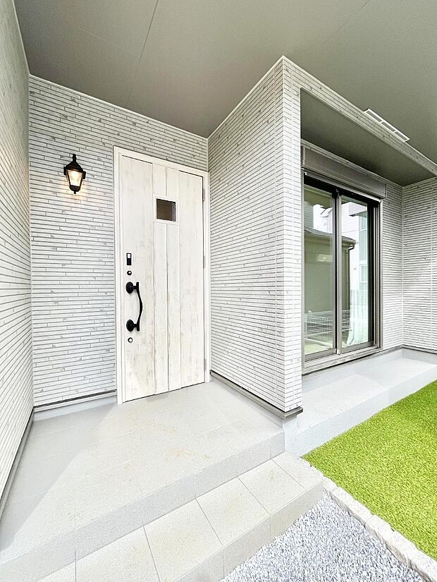 玄関前は雨が降っても濡れにくい屋根付き