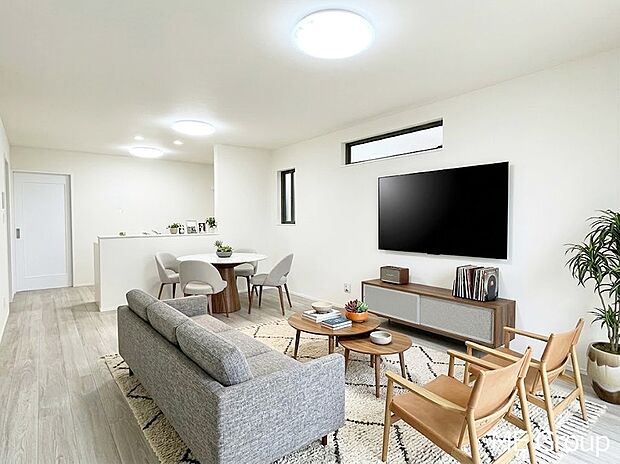 ご家族の賑やかな話し声で包まれる明るいリビング ※家具はCGです