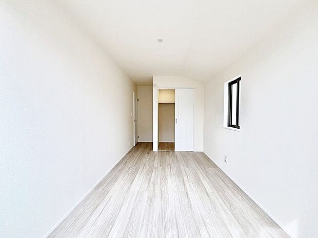 ウォークインクローゼットがあるお部屋。季節ごとの入れ替えも不要で便利です！