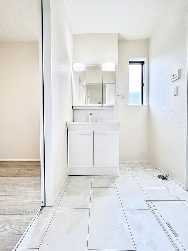 明るい洗面所は毎朝の身支度も楽しくできちゃいそうです。