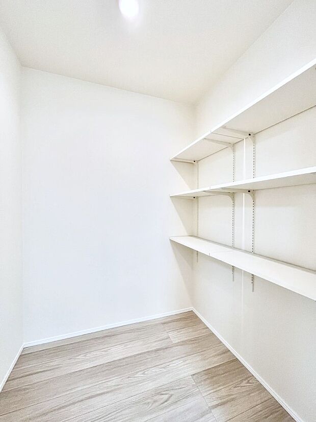 キッチンにはパントリー！食材のストックはもちろん、日用品の収納など使い方はいろいろ！