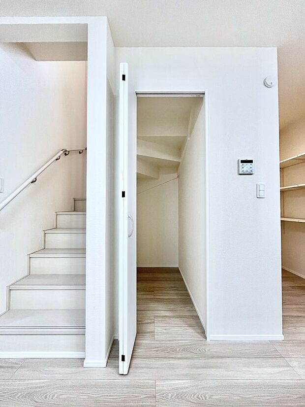 リビング収納。ここに収納があると物が集まるLDKがスッキリ片付きそうですね。