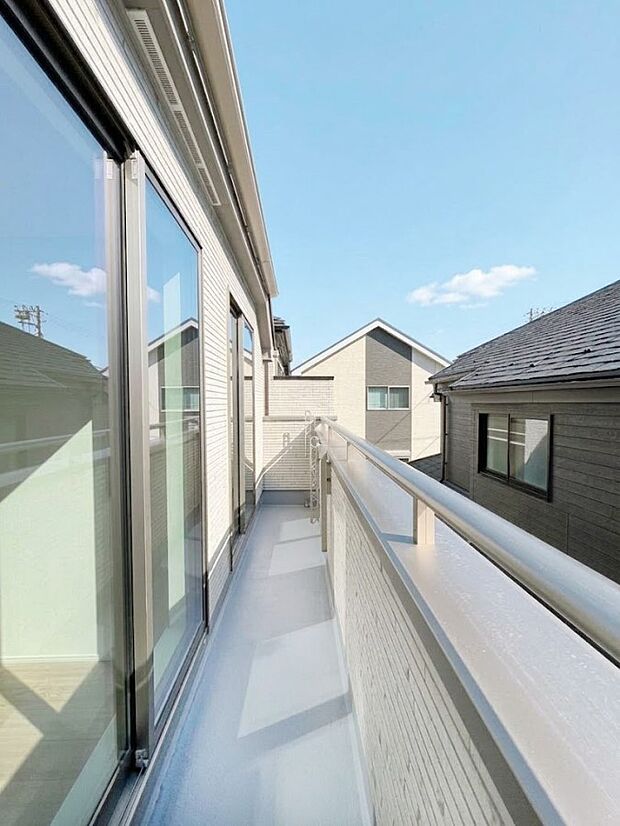 暖かな陽光が降り注ぐバルコニーはお洗濯におすすめ。爽やかな風も心地よいです。 