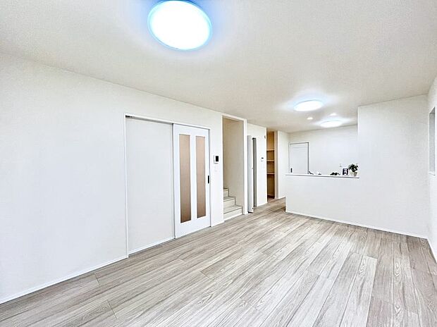 家族の笑顔が自然と生まれてくる、そんな雰囲気のダイニングに仕上がっています。