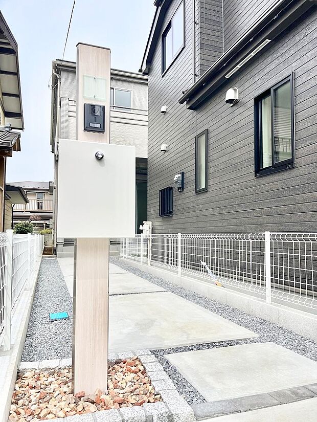 表札・インターホン・ポストをひとつに集約。エントランスになじむシンプルデザイン。