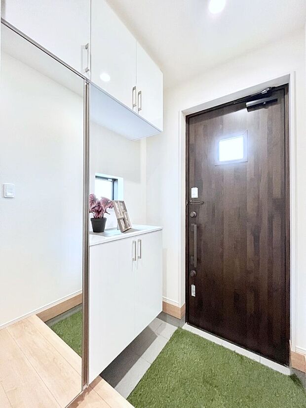 ミラー付きシューズボックスはお出かけ前の身だしなみチェックに便利