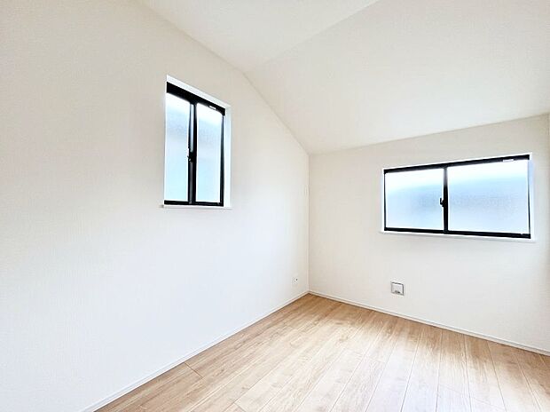 2面採光で気持ちよく自然光が取り入れられるのでお子様のお部屋にもピッタリ