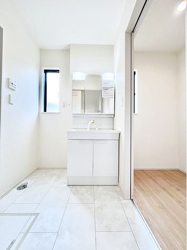 小窓がついているので湿気の多い場所でも換気ができ快適です。毎日の身支度を気持ち良く行えますね。