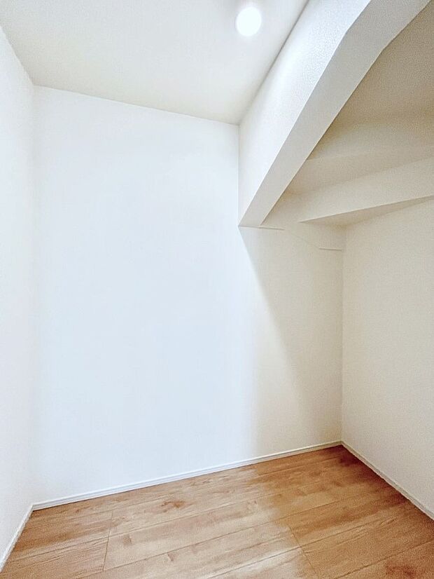 キッチンにはパントリー！食材のストックはもちろん、日用品の収納など使い方はいろいろ！