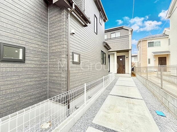 奥まった地形は、車道に面しておらず、静かでプライベート感を味わえる立地です。