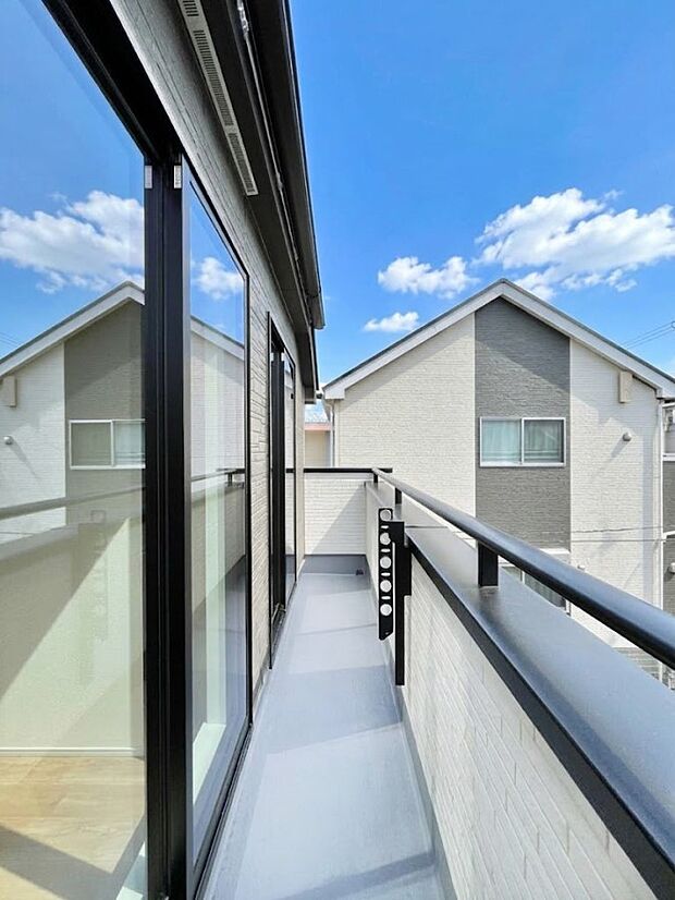 暖かな陽光が降り注ぐバルコニーはお洗濯におすすめ。爽やかな風も心地よいです。 