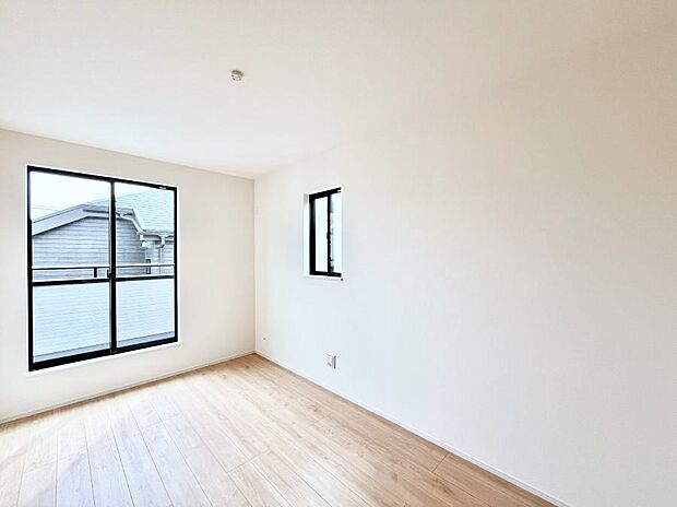 明るいバルコニーサイドに洋室を設置。目覚めの良い寝室に。 