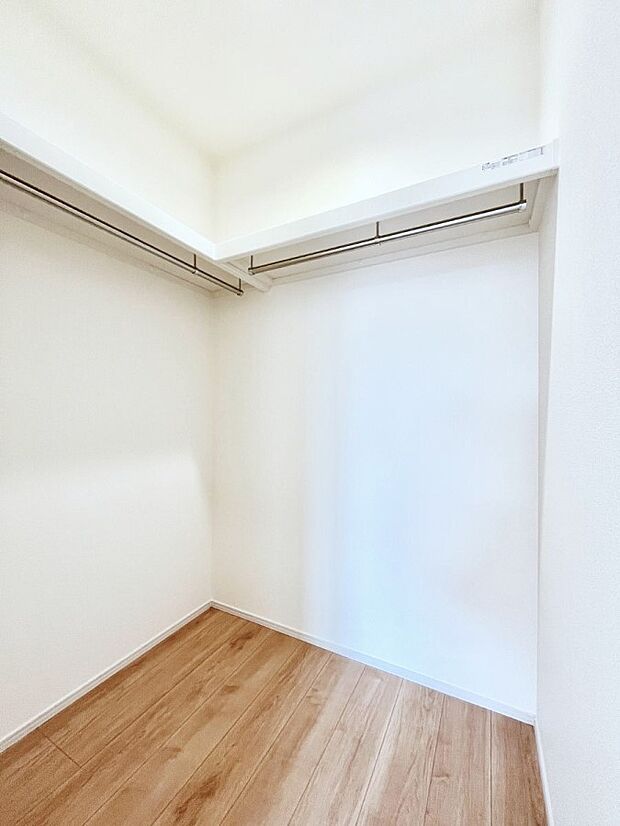 衣類をハンガーに掛けたまま収納できるWIC。衣類の整理整頓がしやすくて便利です！