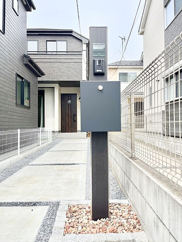表札・インターホン・ポストをひとつに集約。エントランスになじむシンプルデザイン。
