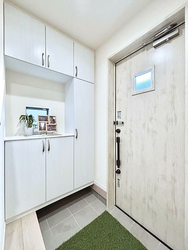 飾り棚を利用して、お越しいただくお客様をおもてなしできます。