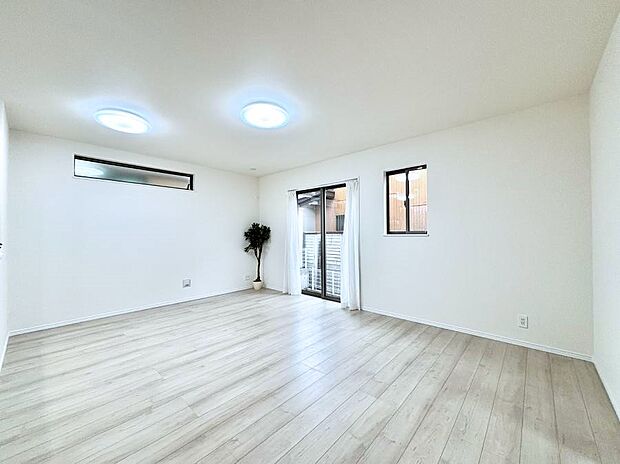 明るい陽光が注ぎ、寛ぎの雰囲気に満たされるリビング・ダイニング。