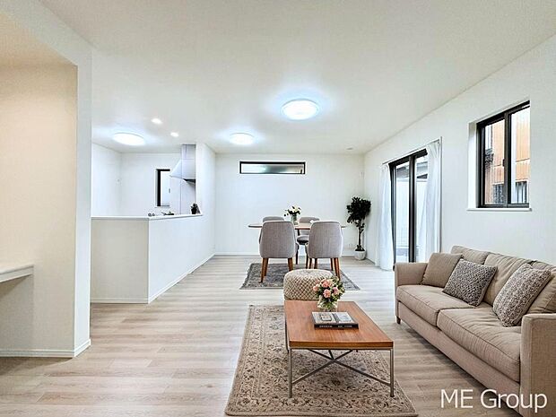 ご家族の賑やかな話し声で包まれる明るいリビング  ※家具はCGです