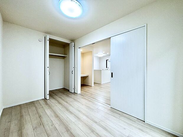 リビング横の洋室は引き戸を開ければリビングと一体に。閉じれば独立した洋室に。