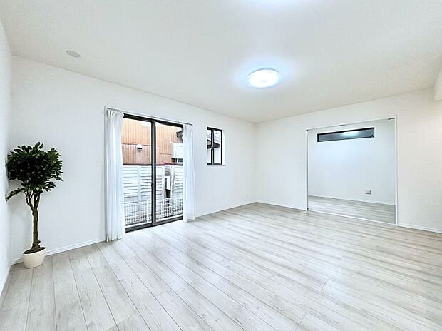 明るい陽光が注ぎ、寛ぎの雰囲気に満たされるダイニング。