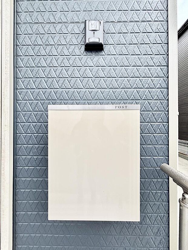 シンプルデザインのポスト。