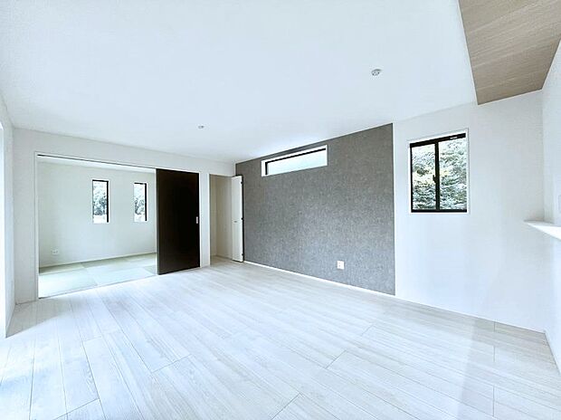 大きな窓からたっぷりの陽光と風を感じられるリビング