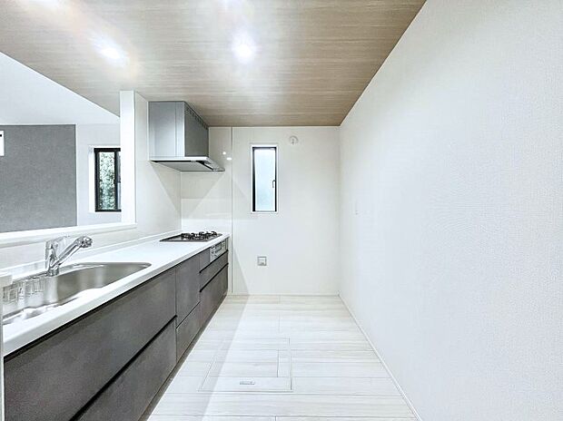 爽やかな風が通り抜けるキッチン。窓があるので明るく換気にも役立ちます。