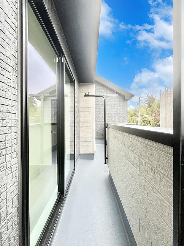 暖かな陽光が降り注ぐバルコニーはお洗濯におすすめ。爽やかな風も心地よいです。 