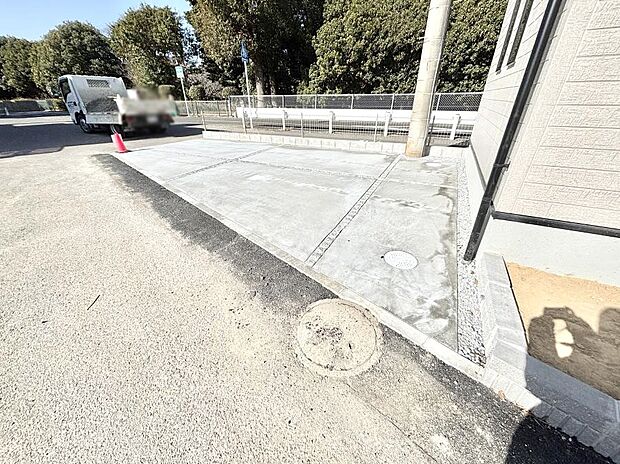 2台（車種による）駐車可！ご家族みんなの自転車も置ける広々カースペース。