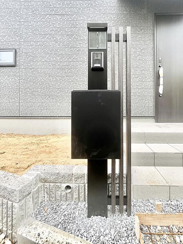 表札・インターホン・ポストをひとつに集約。エントランスになじむシンプルデザイン。