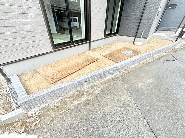 季節のお花を植えて彩りをプラス!