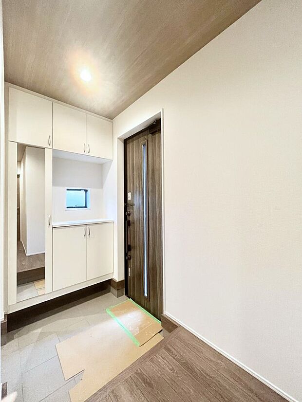 明るい玄関はお客様をお出迎えするのにぴったりです!