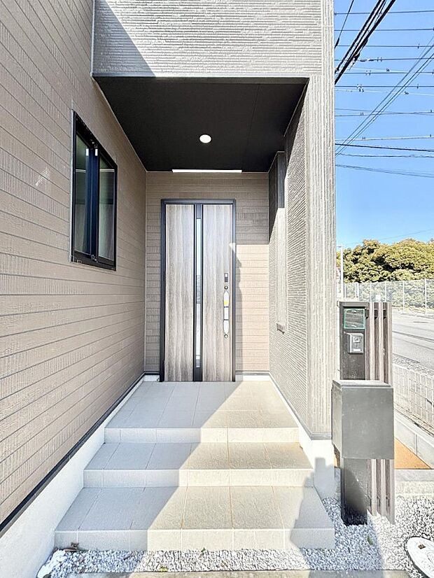 大切な家族、来客を出迎える玄関。