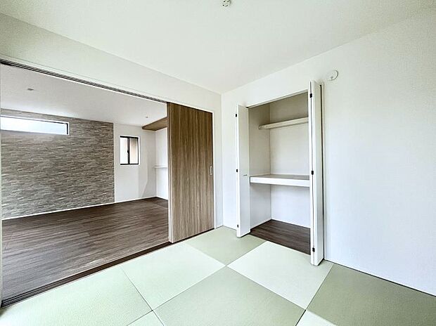 リビングと隣り合っている和室。ほっと一息できる和の空間も忘れずに。