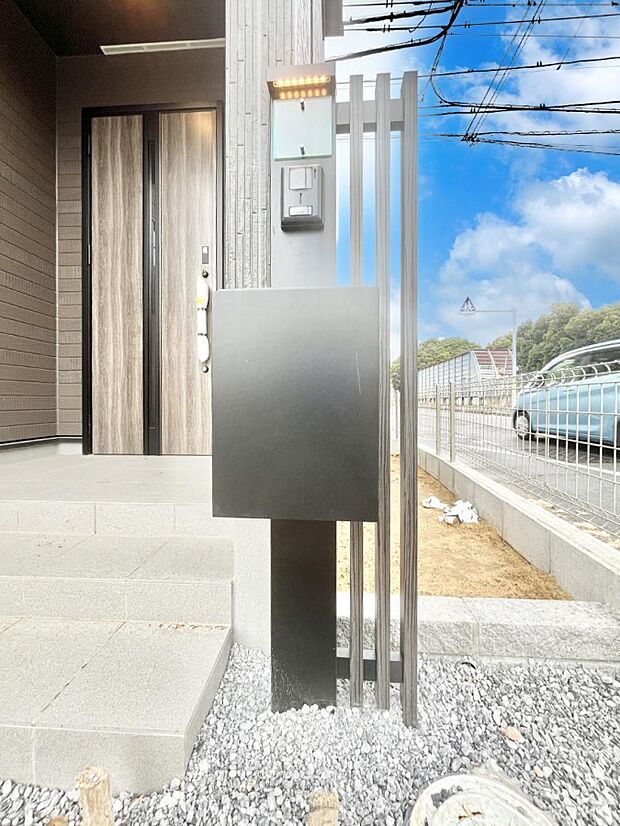 表札・インターホン・ポストをひとつに集約。エントランスになじむシンプルデザイン。