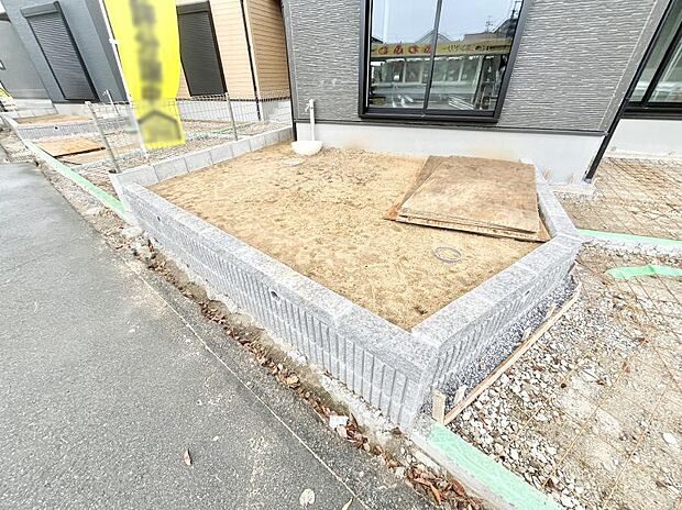 ガーデニングや家庭菜園も楽しめるお庭付き。