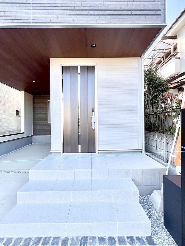 大切な家族、来客を出迎える玄関。