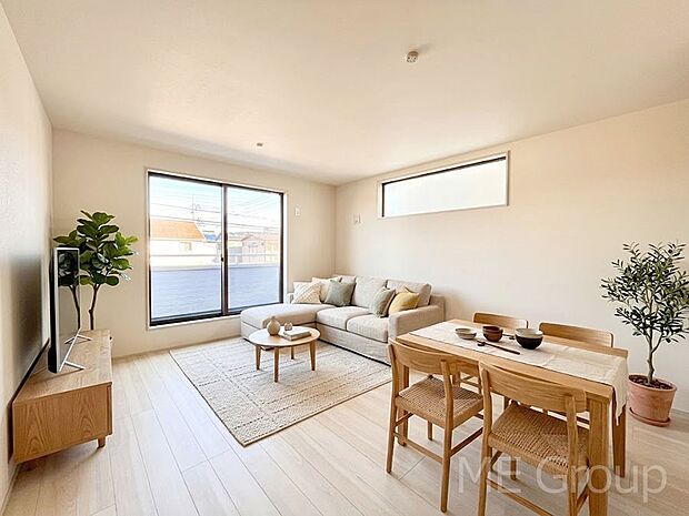 ご家族の賑やかな話し声で包まれる明るいリビング ※家具はCGです