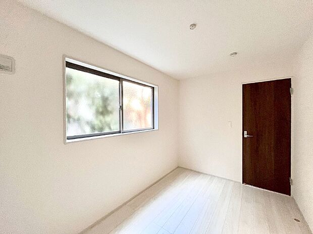 窓からのやさしい光が心地よいプライベートルーム