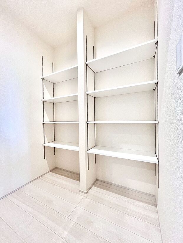 キッチン横収納!食材のストックはもちろん、日用品の収納など使い方はいろいろ!