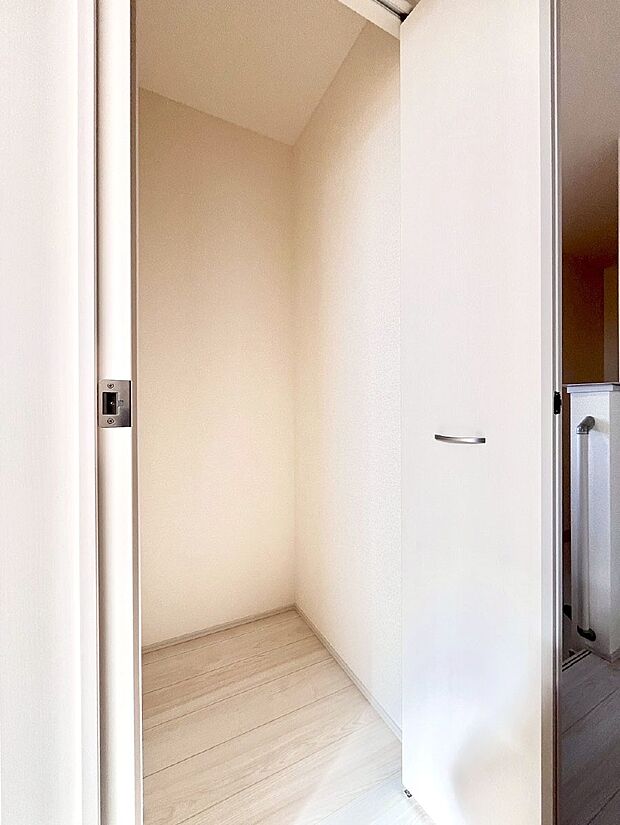 廊下収納。掃除道具や季節の小物を収納することができます。