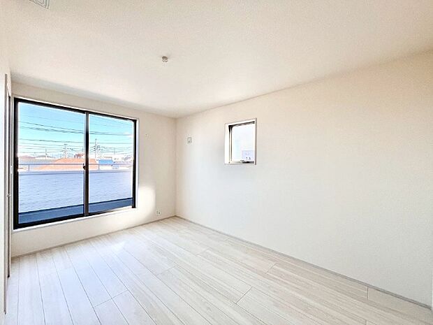 バルコニーが開放感をプラスしてくれる洋室