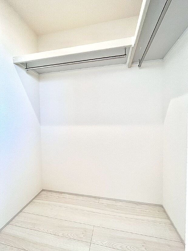 ウォークインクローゼット付きで生活空間を広く利用できます。