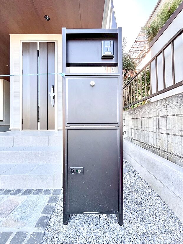 シンプルデザインのポスト。