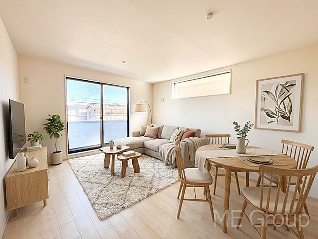 ご家族の賑やかな話し声で包まれる明るいリビング ※家具はCGです